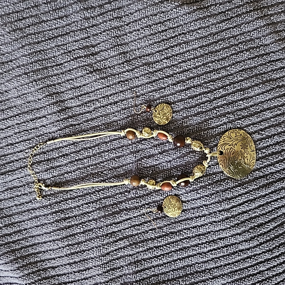 Necklace/earrings